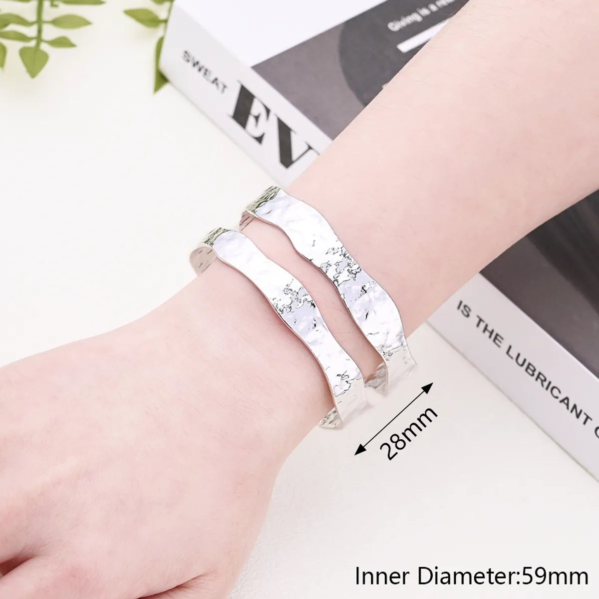 Hollow Hammer Feeling Open-Ended Bracelet (White Gold Color)